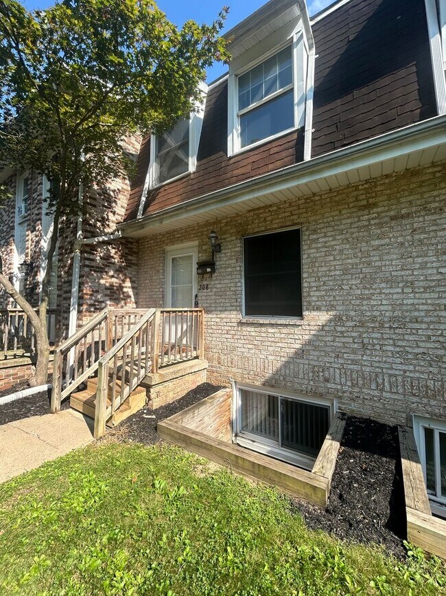 Building Photo - 3 bedroom, 2 bath Townhouse