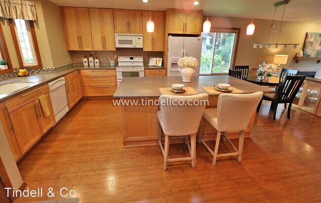 Building Photo - 4 br, 3 bath House - 3945 SW Canby St