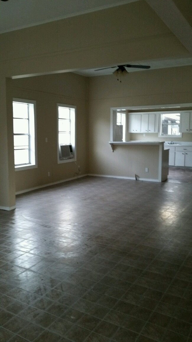 Building Photo - 4610 Schroeder St