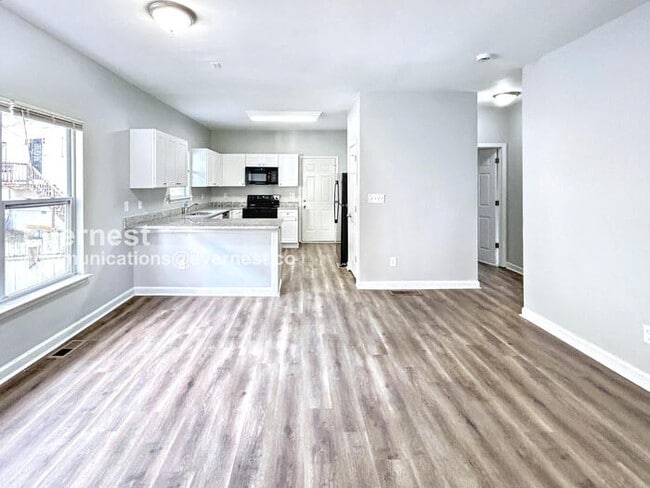 Foto del edificio - 379 Yonkers Ave NW