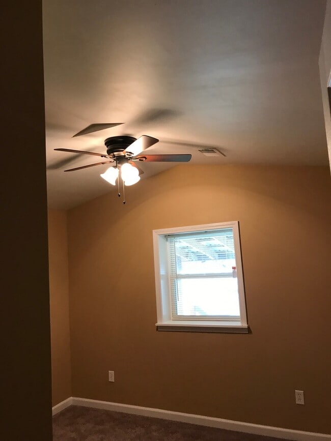 Building Photo - Cozy 2 Bedroom