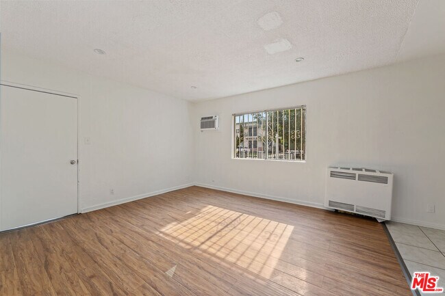 Foto del edificio - 1857 W 24th St