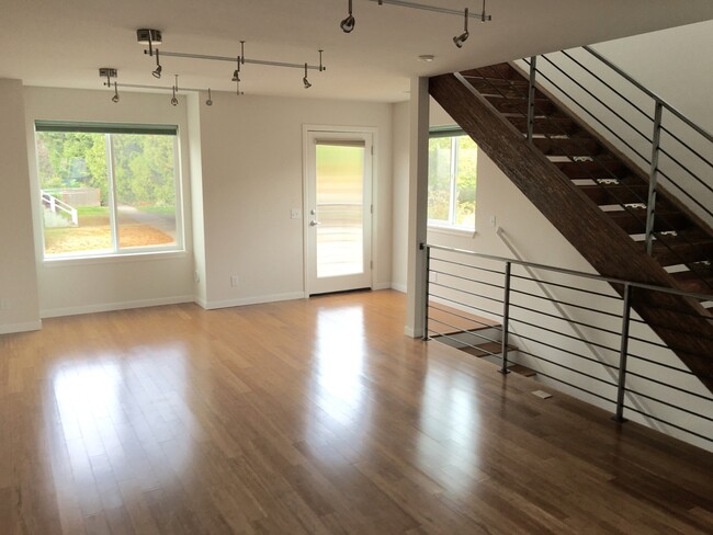 Building Photo - 3-Bedroom Townhome Near Roosevelt Lightrai...