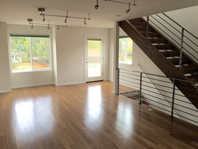 Foto del edificio - 3-Bedroom Townhome Near Roosevelt Lightrai...