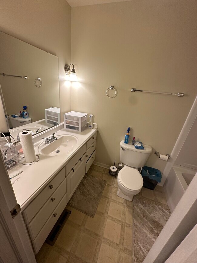 Baño de arriba - 420 Village Ln