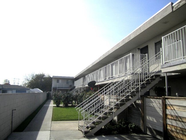 Building Photo - 9954 Ramona St