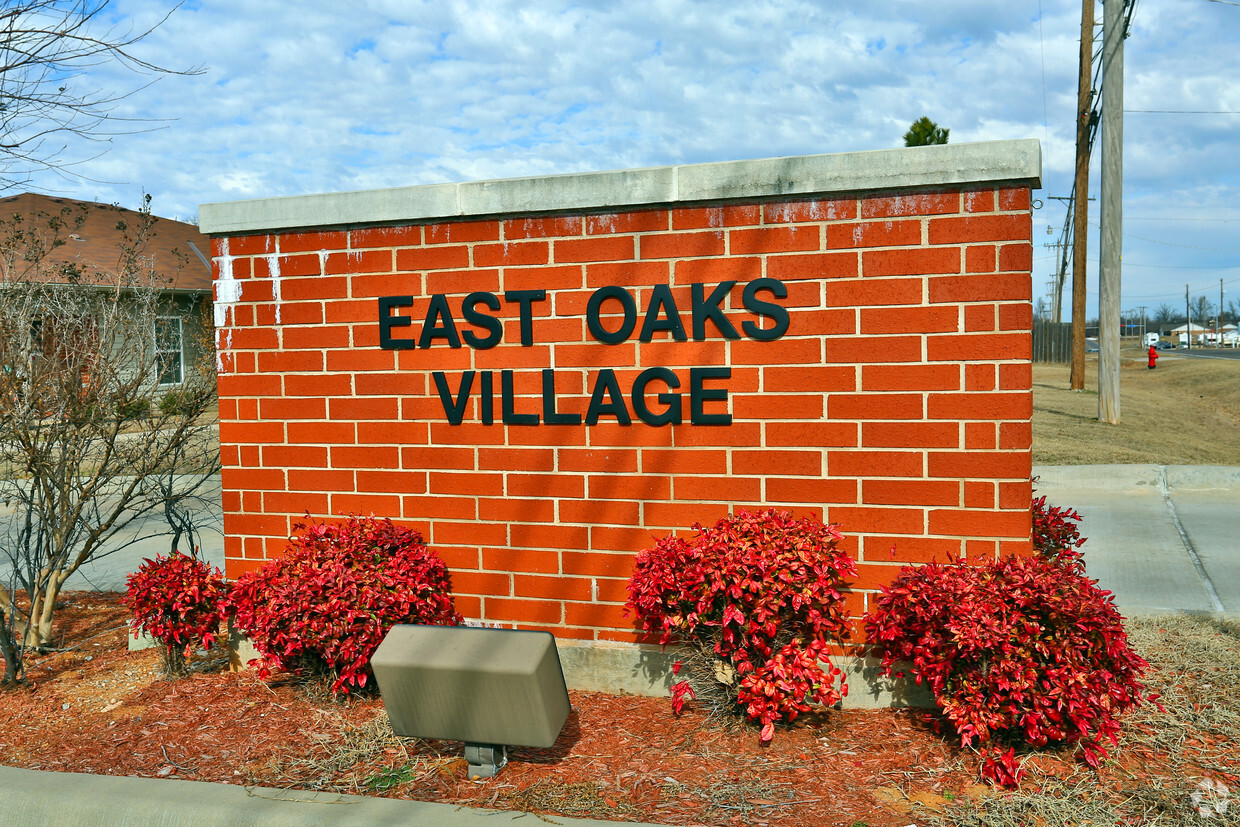 Foto principal - East Oaks Village Apartments