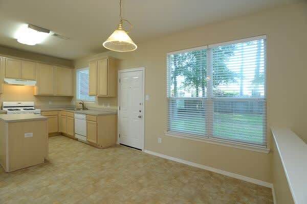 Building Photo - 2216 Highland Hills Dr