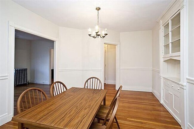 Building Photo - Renovated 3 bed, 2 bath with an office in the heart of Coolidge Corner.