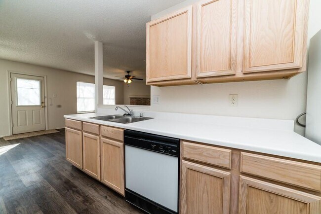 Foto del edificio - 1397 Lochspring Dr