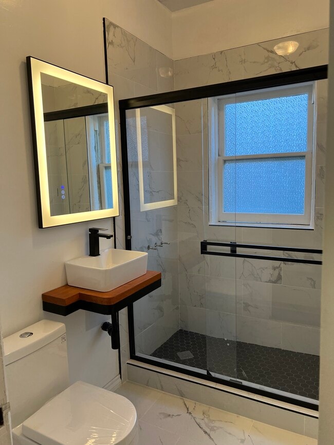 Building Photo - 2041 N Vermont Ave