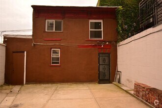 Building Photo - 976 Greene Ave