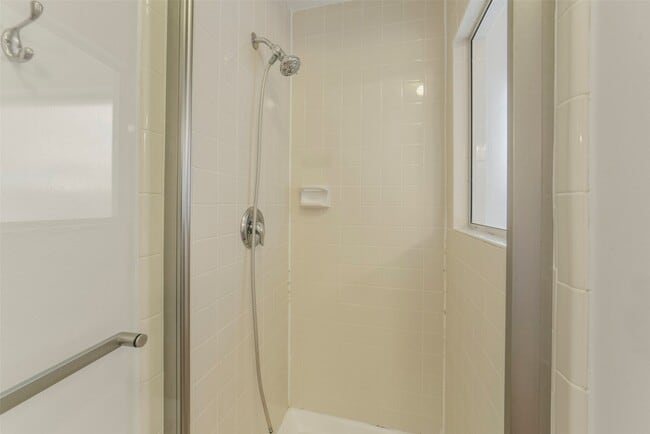Foto del edificio - 2414 Falcon Knoll Ln