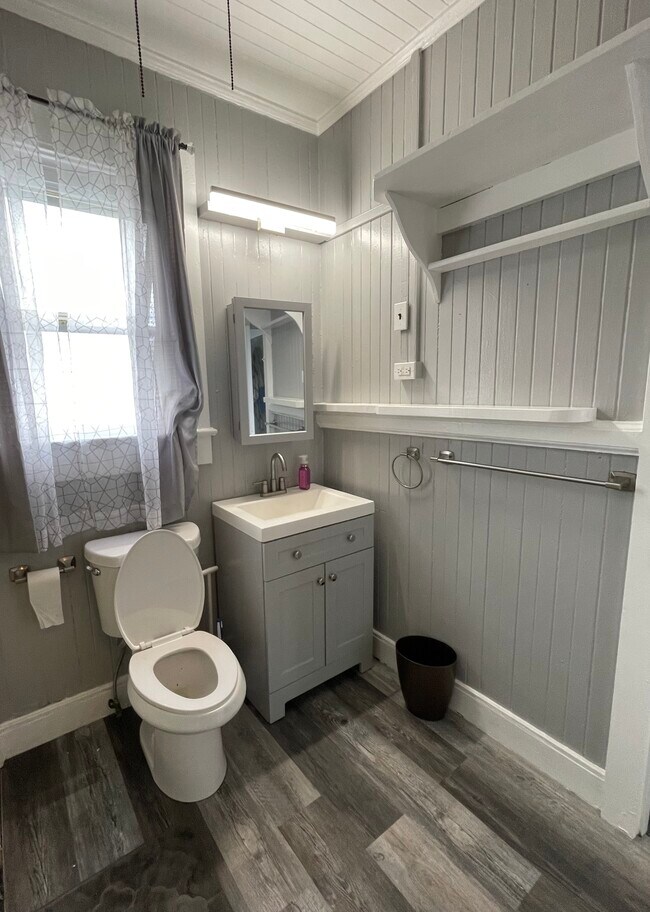 Bath - 54-205 Hanaimoa St