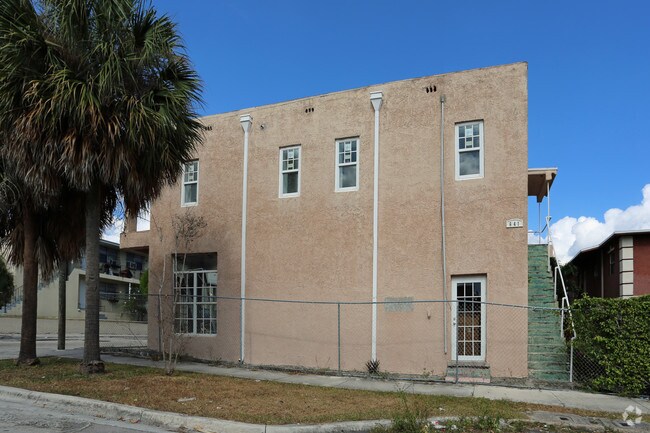 Building Photo - 800 N Sapodilla Ave