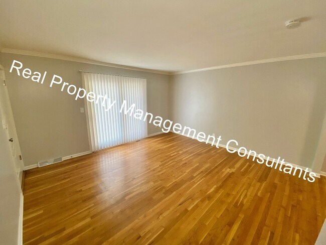Building Photo - Kansas City midtown living 1 bed 1 bath home for rent!