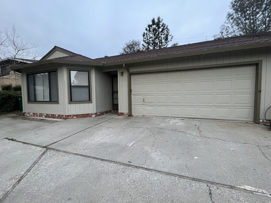 Foto principal - 23191 Lone Pine Dr