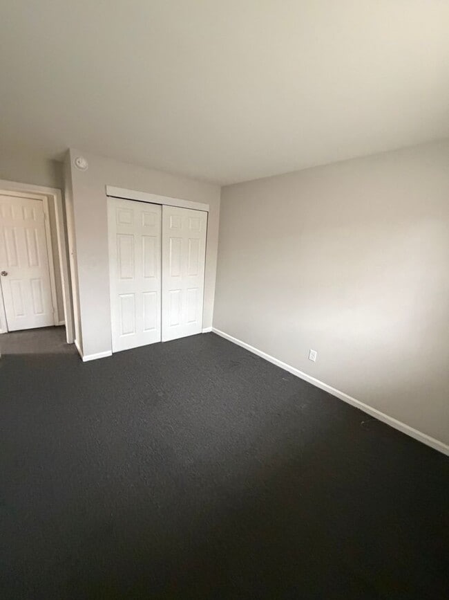 Building Photo - THOMAS_3032