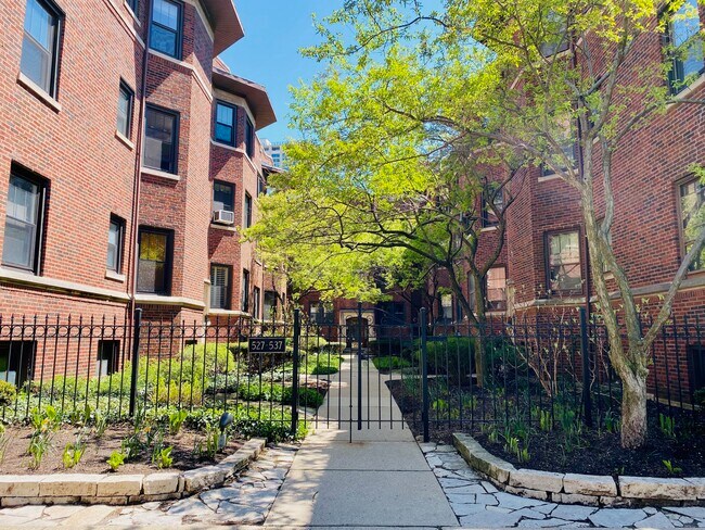 Building Photo - 531 W Brompton Ave