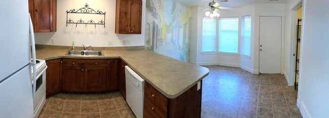Building Photo - Spacious Townhome on Quiet Street
