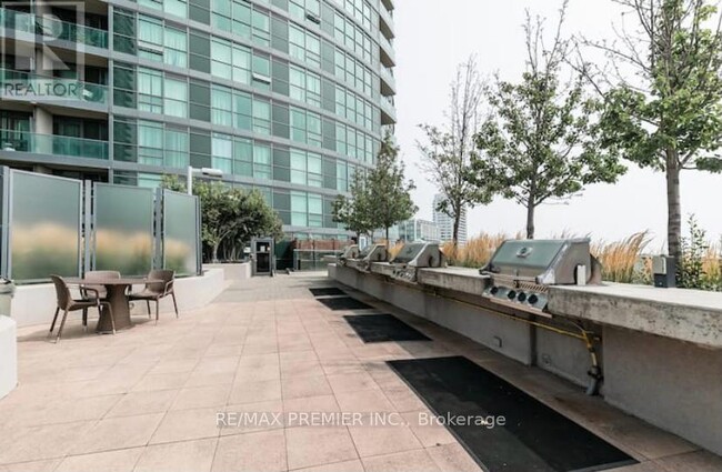 Building Photo - 215-1215 Fort York Blvd
