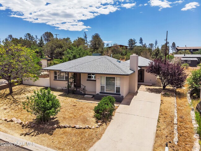 Foto del edificio - 821 Prescott Heights Dr