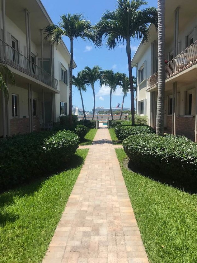 Peaceful walkway home - 1120 Venetian Way