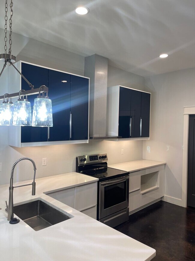 Foto del edificio - *****LOOK AT ME!!!***** 3BR/2BA BRYANT DUPLEX FOR RENT