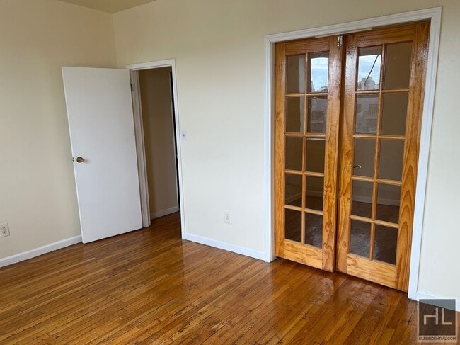 Building Photo - 4BR 1BA Historic Mixed Use Loft w/ Massive...