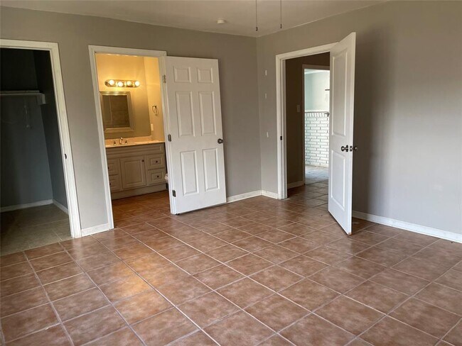 Foto del edificio - 8321 Homewood Ln