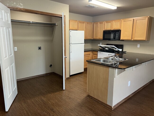 Foto del edificio - 107 S Lindsey St