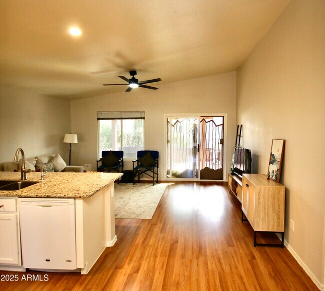 Foto del edificio - 1373 E Cherry Hills Dr