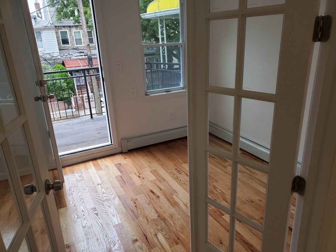 full balcany - 552 E 52nd St
