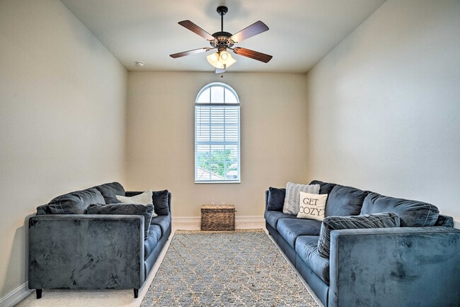 Building Photo - 6096 Dogleg Dr