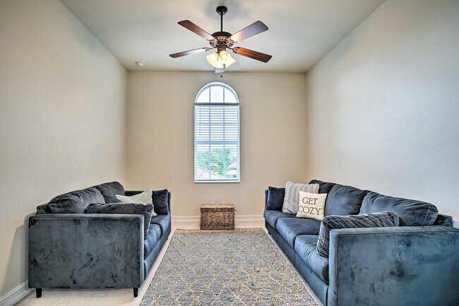 Building Photo - 6096 Dogleg Dr