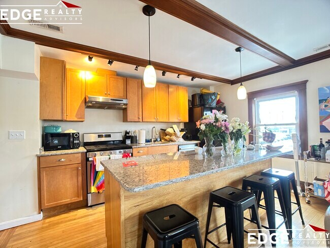 Building Photo - 34 Bentley St