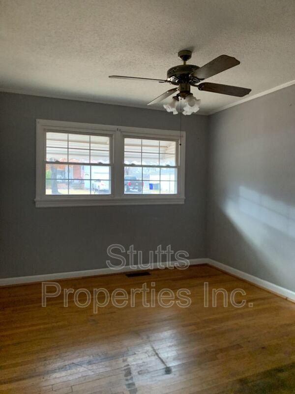 Building Photo - 4158 Eastwood Dr