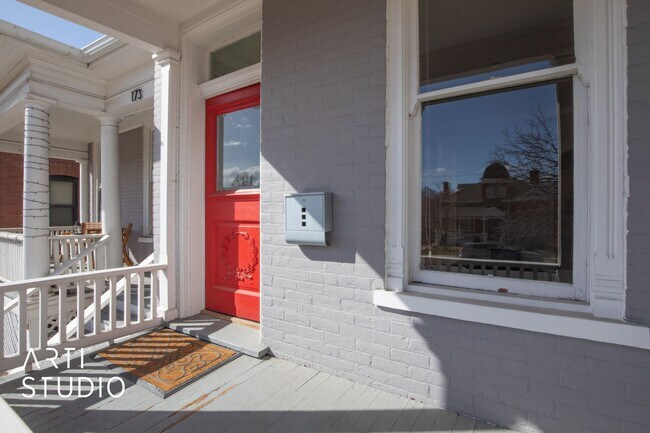 Foto del edificio - 4 Bed 2 Bath Salt Lake Home For Rent!