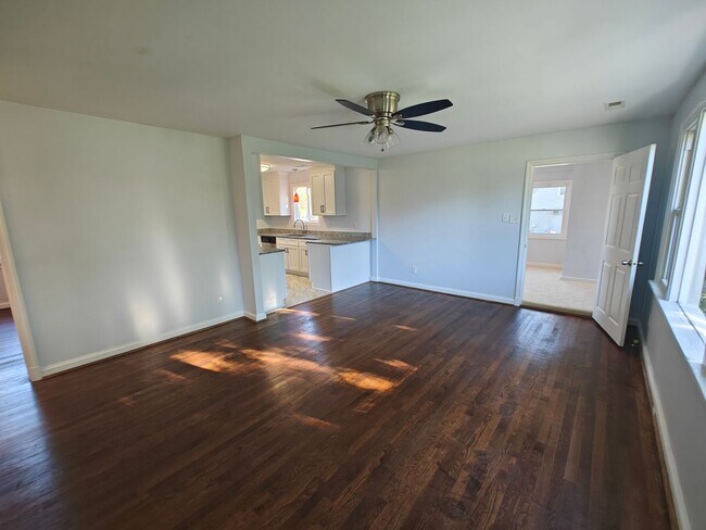 Foto del edificio - 4 bedroom home with detached building