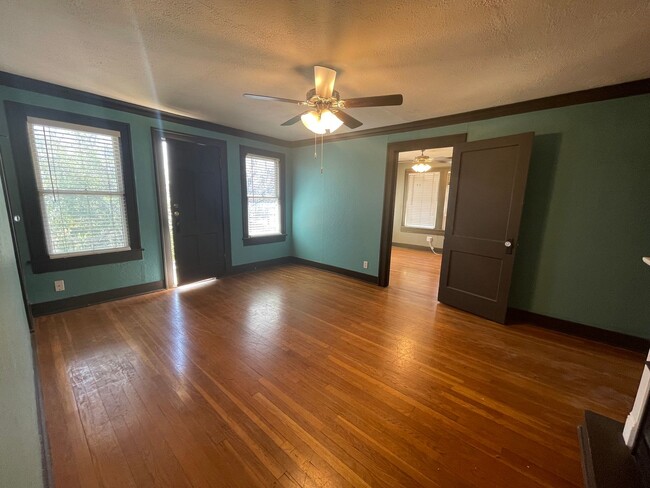 Building Photo - ((1/2 off May's Rent!)) Elegant 2/1 Upstai...