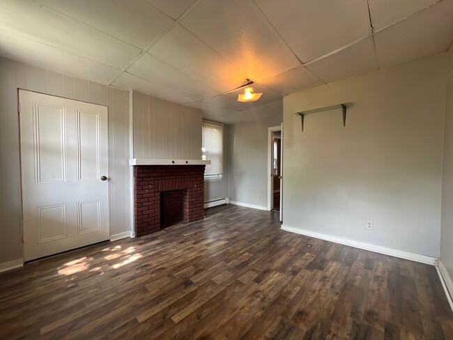 Building Photo - 421 Schiller St