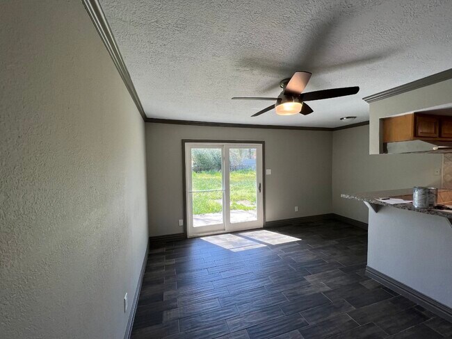 Building Photo - 12403 Russ Dr