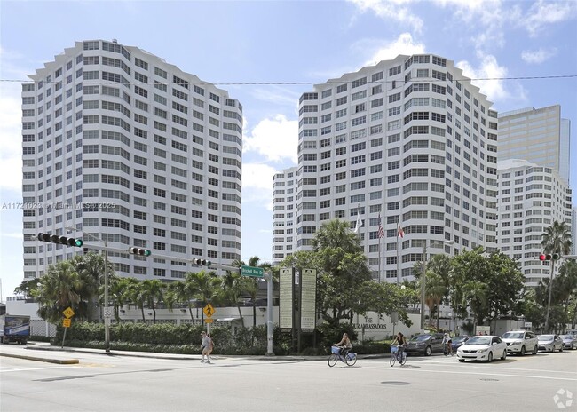 Building Photo - 999 Brickell Bay Dr