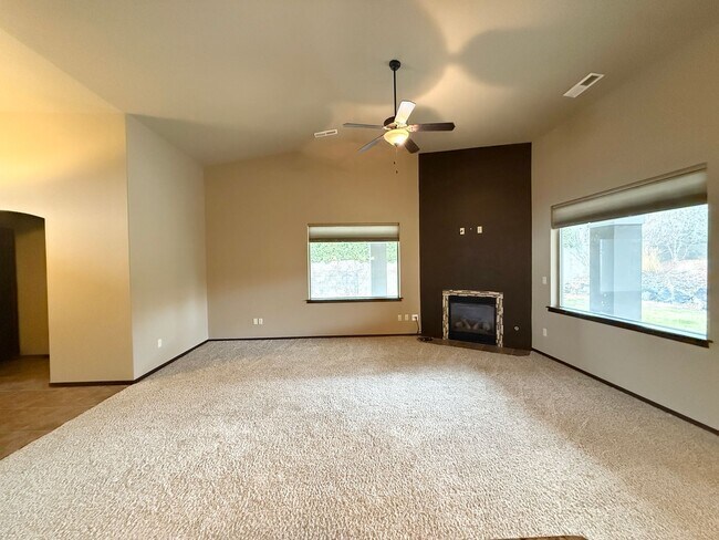 Foto del edificio - 4 bed 2 Bath off Keene