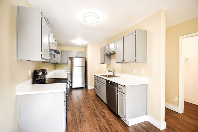 Foto del edificio - Newly Updated 2 Bedroom 1.5 Bath Townhouse...