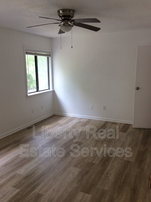 Building Photo - 912 Pineland Ave