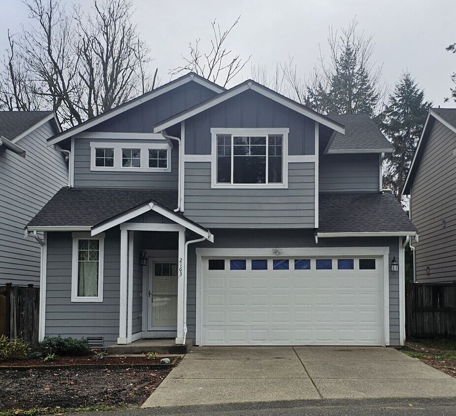 Foto principal - A Place to Call Home: Modern 4-Bedroom With Open Layout & Fenced Yard