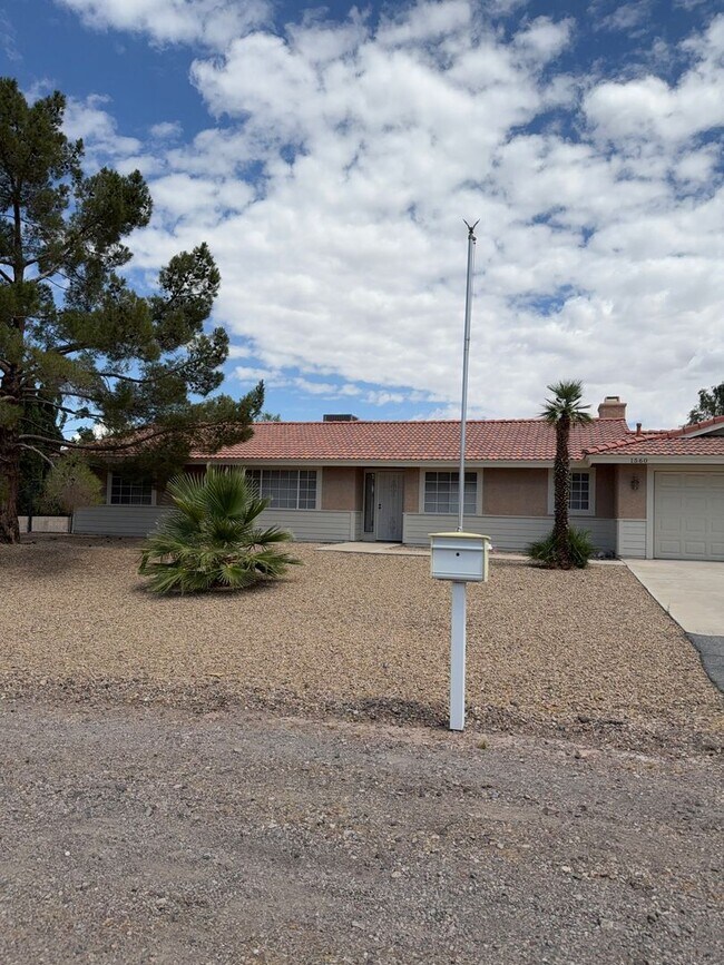 Building Photo - Custom Home Located on Henderson 1/2 Acre!
