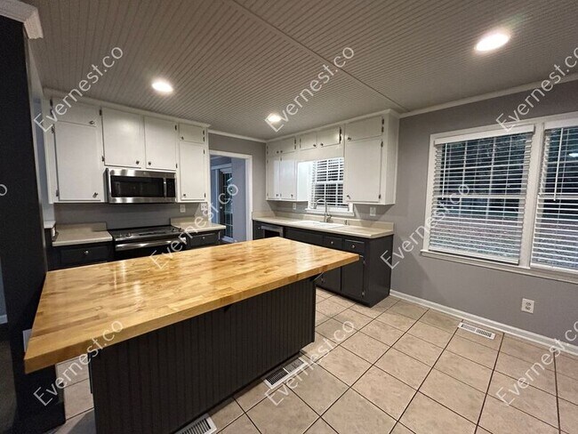 Building Photo - 3110 Randall Dr
