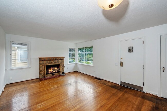 Building Photo - Northgate Three Bed, One bath